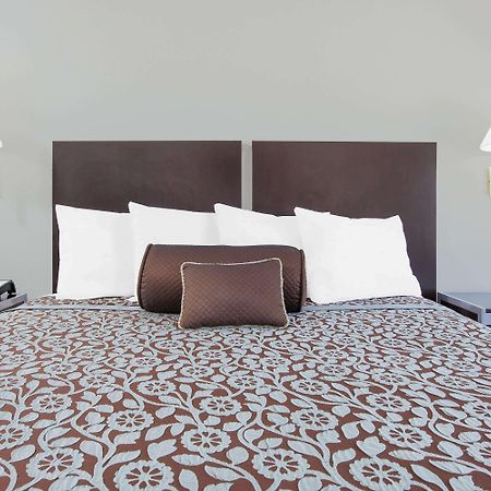 Days Inn By Wyndham Market Center Dallas Love Field Екстер'єр фото