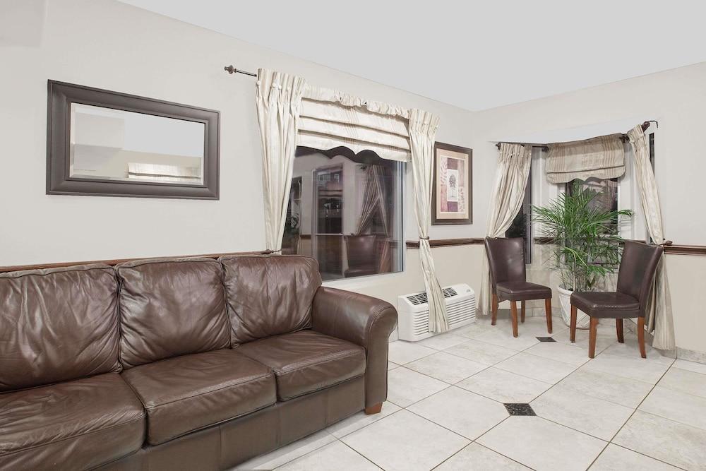 Days Inn By Wyndham Market Center Dallas Love Field Екстер'єр фото
