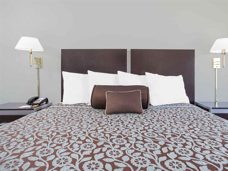 Days Inn By Wyndham Market Center Dallas Love Field Екстер'єр фото