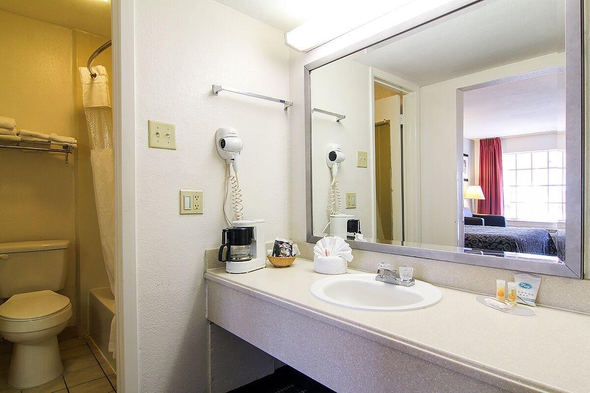 Days Inn By Wyndham Market Center Dallas Love Field Екстер'єр фото