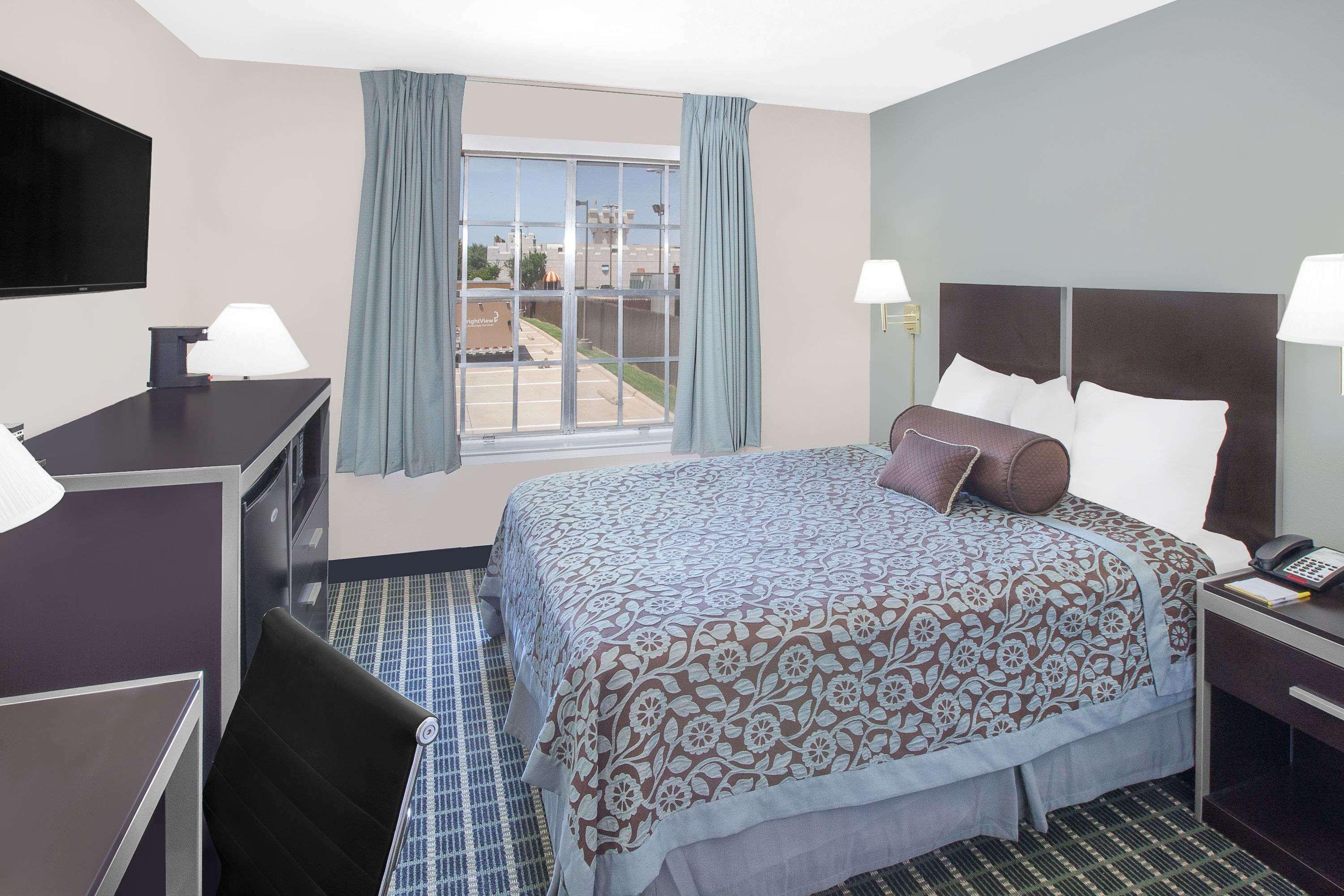 Days Inn By Wyndham Market Center Dallas Love Field Екстер'єр фото
