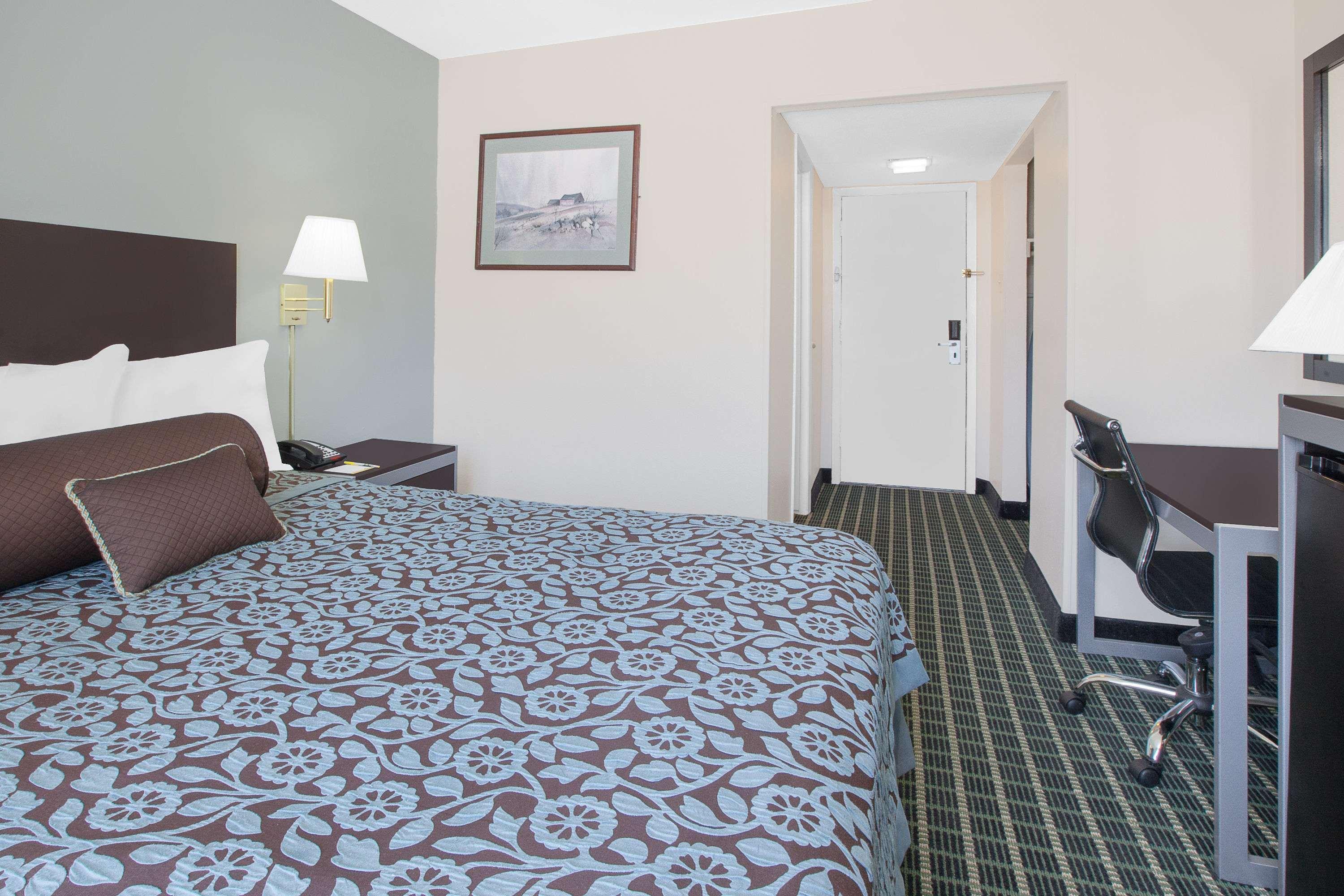 Days Inn By Wyndham Market Center Dallas Love Field Екстер'єр фото