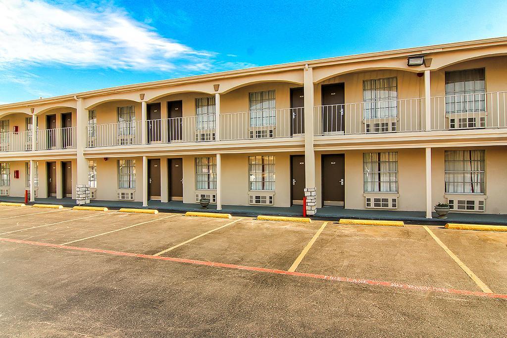 Days Inn By Wyndham Market Center Dallas Love Field Екстер'єр фото