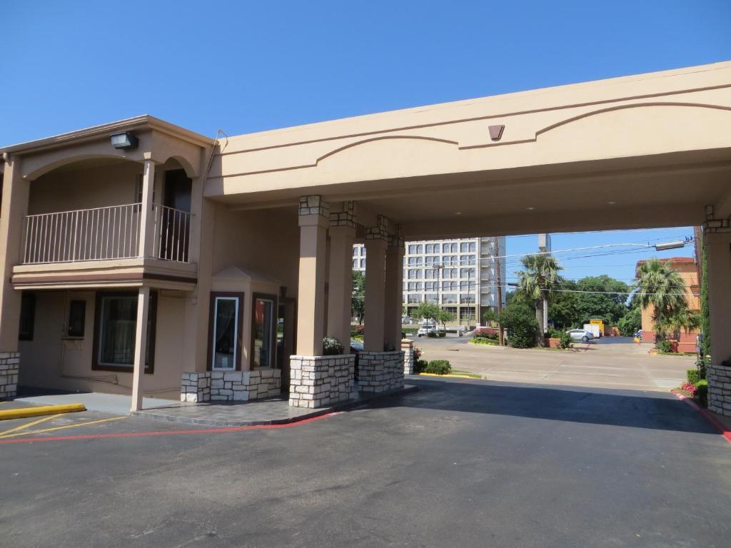Days Inn By Wyndham Market Center Dallas Love Field Екстер'єр фото